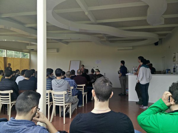En una reunión de InfoJobbers representando a los…